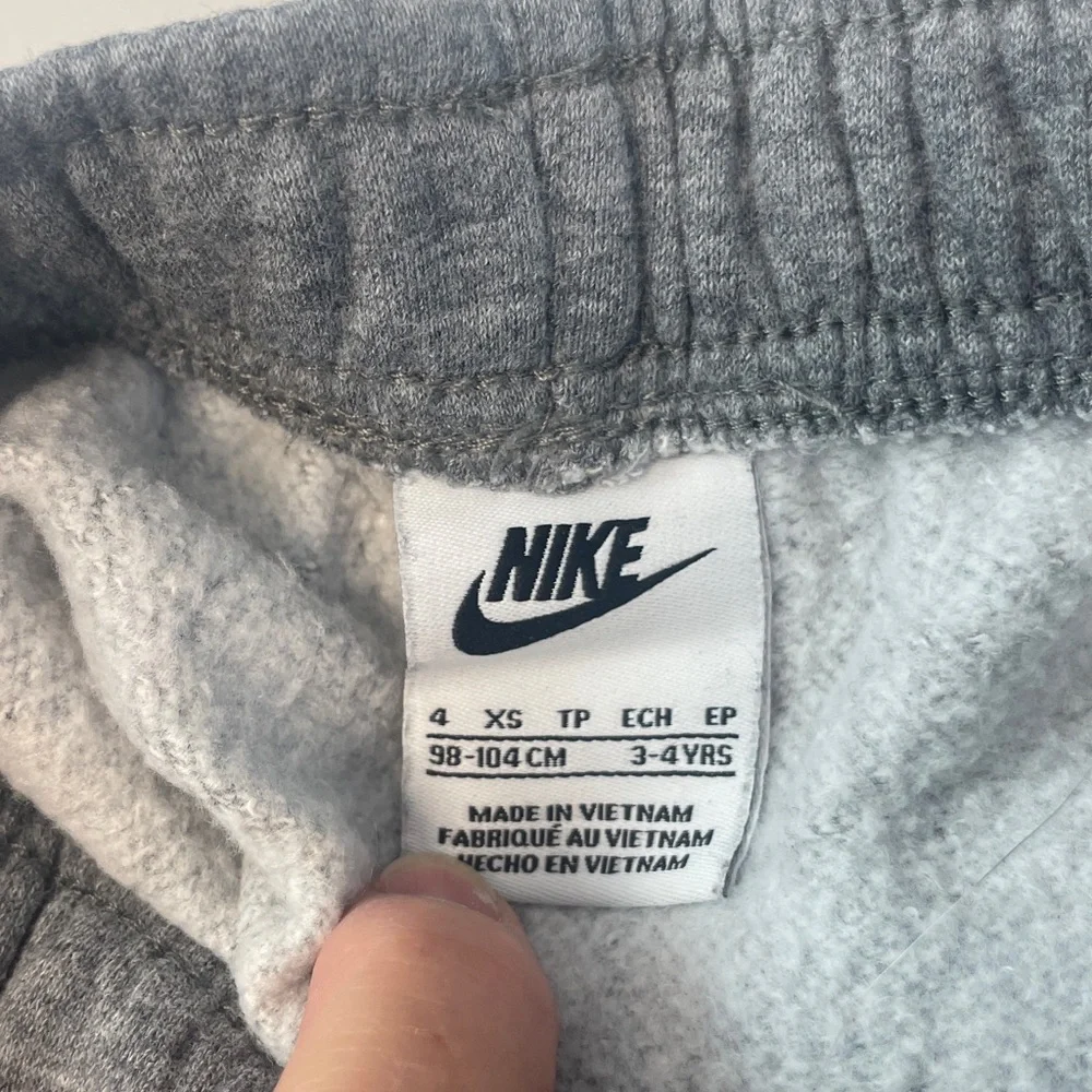 Nike Kids Charcoal Gray Sweatpants‎